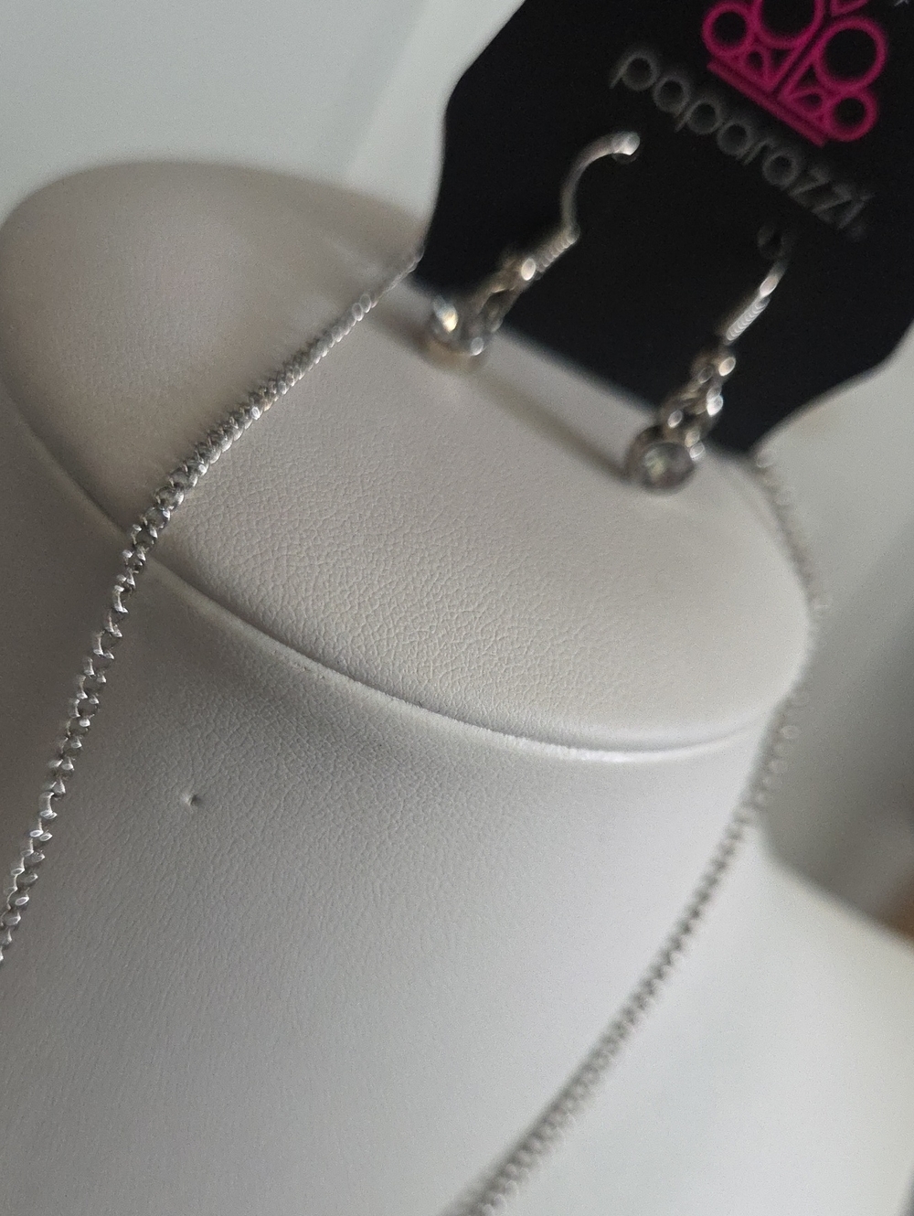 Paparazzi Upper Eastside Green Necklace NWT - Picture 3 of 3